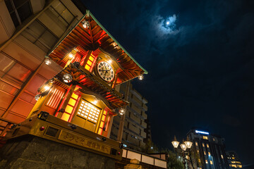 日本　愛媛県松山市の道後温泉駅前にあるライトアップされた坊ちゃんカラクリ時計