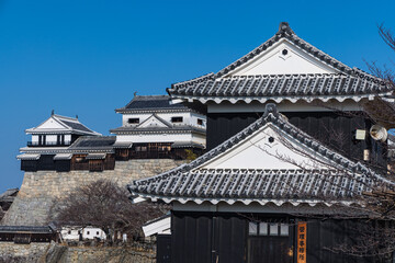Fototapeta premium 日本 愛媛県松山市の松山城の小天守と馬具櫓