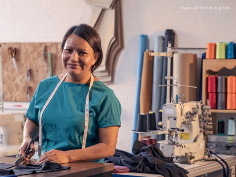 Bella mujer latina posa frente a la c&aacute;mara para un retrato.