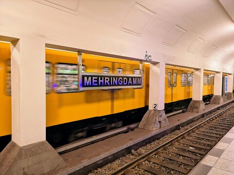 Berlin, 2019: Eine U-Bahn fährt in den U-Bahnhof Mehringdamm in Berlin Kreuzberg ein