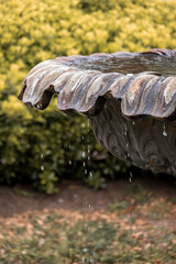 Fuente de agua con gotas cayendo | Water fountain with drops falling