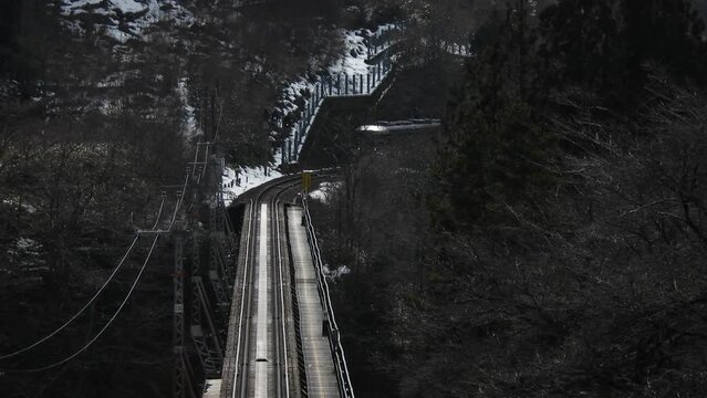飛騨川に架かる鉄橋を渡るキハ85系特急ワイドビューひだ（高山本線 飛騨小坂 - 渚, 2023年2月）