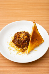 Spaghetti Bolognese served with a side of toasted bread