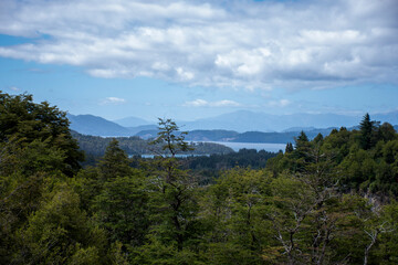 Lago y monta&ntilde;a