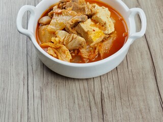 한국전통음식 돼지고기 김치찌개 
