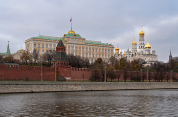 Obraz premium View of the building of the Grand Kremlin Palace, the Annunciation Tower and the ensemble of the Kremlin Cathedral Square from the embankment of the Moskva River, Moscow, Russia
