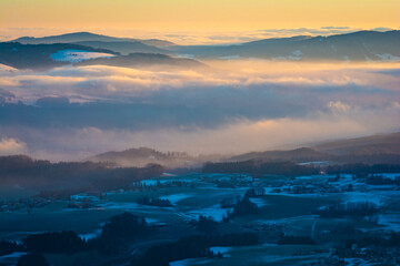 Berge im Sonnenaufgang und Nebel mit Schnee im Salzburger Land