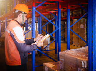 Obraz premium Workers Holding Clipboard is Checking Stock of Package Boxes. Storage Warehouse. Inventory Management Supplies. Supply Chain. Shipment Goods Shipping Warehouse Logistics.