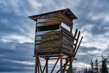 Hochsitz vor Wolkenhimmel