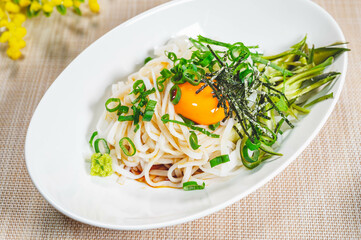 薬味をのせた米粉のぶっかけうどん