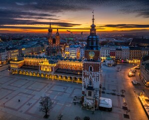 Rynek Główny w Krakowie z lotu drona o wschodzie słońca