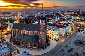 Fototapeta premium Rynek Główny w Krakowie z lotu drona o wschodzie słońca