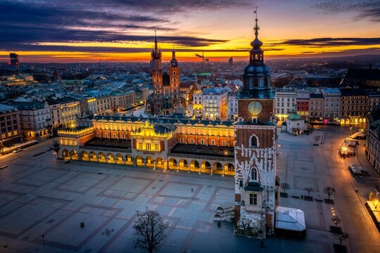 Rynek Gł&oacute;wny w Krakowie z lotu drona o wschodzie słońca