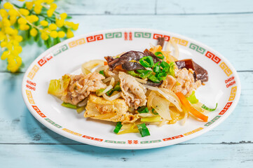 黄色い花と野菜炒め