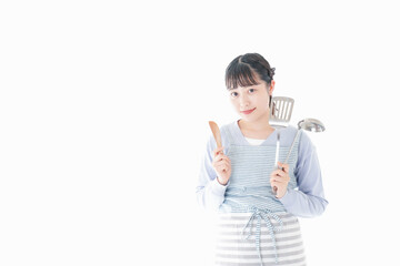 笑顔で料理をする若い主婦