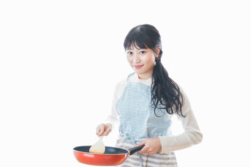 自宅で料理をする新婚の女性