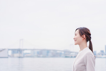 Fototapeta premium 外の空気を感じながら歩くビジネスウーマン