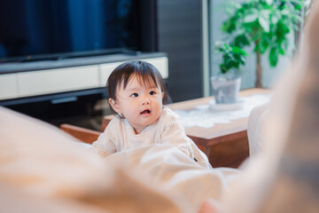 Fototapeta premium 家でひとりで遊ぶ赤ちゃん