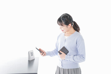 キャッシュレス決済をする若い女性