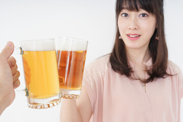 ビールを飲む若い女性 © maroke