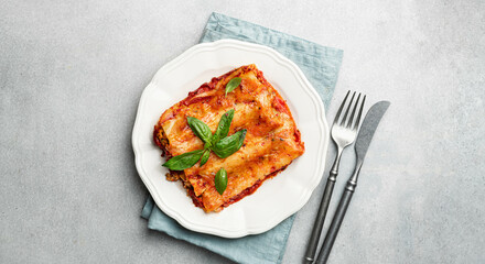 Cannelloni with meat, tomato sauce and cheese