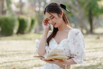 Fototapeta premium Two pretty asian friends woman picnic at park outdoor in relax time holiday, holiday recreation concept.