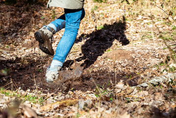 Fototapeta premium Rennen durch den Matsch. Schlamm. Wanderschuhe