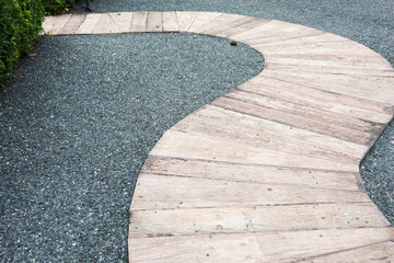 Obraz premium Pathway s curve with tree in park.