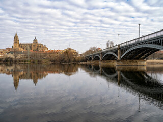 vista de la catedral de Salamanca al otro lado del rio Tormes.