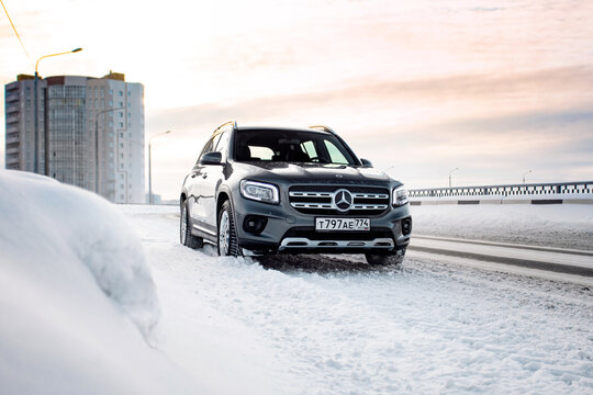 car in snow Mercedes GLB
