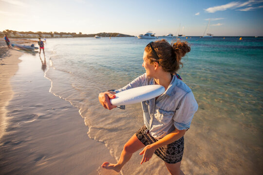 Woman throwing plastic disc on beach,&Acirc;&nbsp;Rottnest&Acirc;&nbsp;Island, Perth, Western Australia, Australia