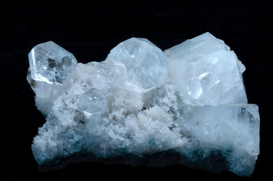 apophyllite cristal stone