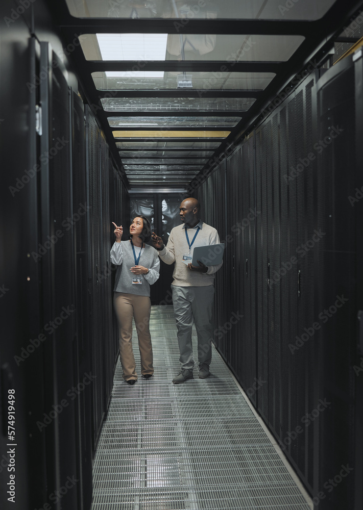 Aufkleber laptop, teamwork or it people in server room for maintenance, analysis or digital innovation. data c