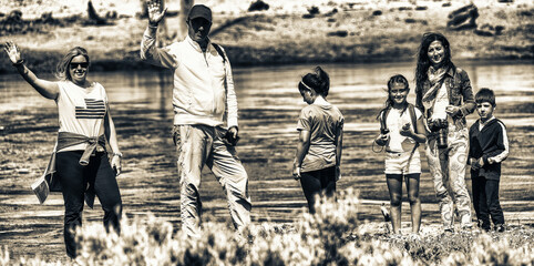 Obraz premium Happy families of tourists enjoy the visit to the National Park