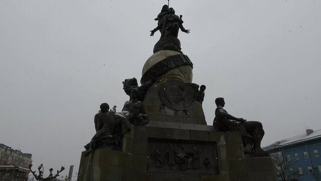 El majestuoso monumento a Crist&oacute;bal Col&oacute;n en la ciudad de Valladolid durante una nevada de invierno en el mes de febrero, Espa&ntilde;a