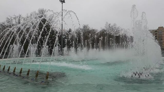 M&uacute;ltiples ca&ntilde;os de agua en la monumental fuente de la plaza Zorrilla de Valladolid, Espa&ntilde;a, durante un d&iacute;a gris de invierno