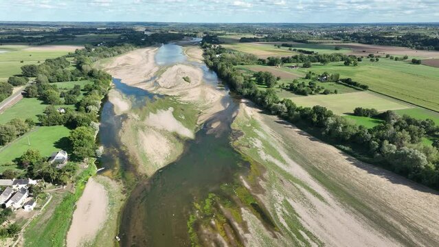 &laquo;&nbsp;Grand Bras&nbsp;&raquo;&nbsp;de la Loire en p&eacute;riode de s&eacute;cheresse entre Chalonnes  sur Loire et Montjean sur Loire, Maine et Loire.