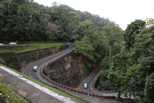 Die Passstrasse f&uuml;hrt durch den Quezon-Nationalpark, 366 Meter &uuml;ber dem Meeresspiegel und verbindet die Gemeinden Pagbilao und Atimonan in der Provinz Quezon, Philippinen