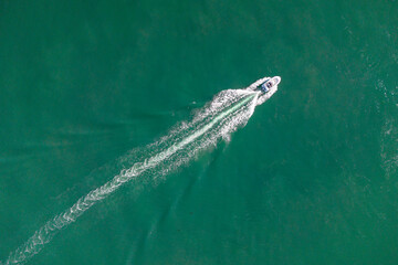 Vue aérienne (vue en plongée) d'un bateau à moteur navigant sur la mer - Entre l'Île-Tudy et Loctudy (Finistère) en Bretagne
