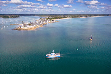 Vue aérienne de l'Île-Tudy, du Phare de la Perdrix et d'un bateau de pêche par une journée...