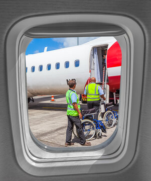 &Eacute;vacuation sanitaire vue &agrave; travers un hublot d&rsquo;avion de ligne