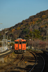 日本　岡山県岡山市北区吉備津にある吉備津駅と電車