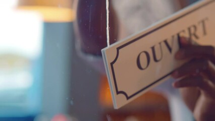 Close up African-American waiter turn ferme ouvert sign on cafe door. Realtime