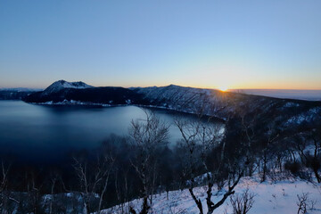 雪化粧した冬の摩周湖で見る日の出