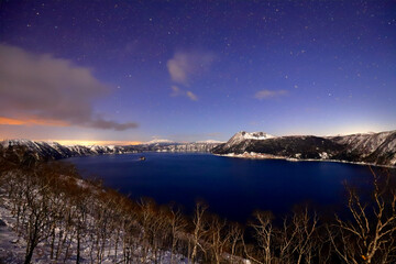 雪化粧した摩周湖と満天の星空（左上にZTF彗星)