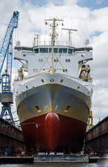 Ein Frachtschiff liegt für Reparaturarbeiten im Trockendock in einer Werft