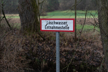 Nahaufnahme Schild, Löschwasser Entnahmestelle