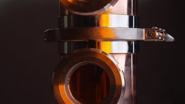  Precision-engineered copper column for separating the different components of the distillate