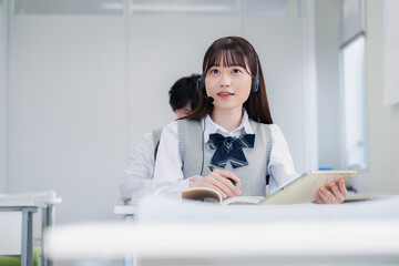 タブレット端末で学習をする高校生