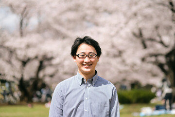 桜と笑顔の男性